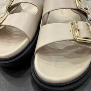 Banana Republic Vegan Leather Cream Sandal sz 8.5 NWT